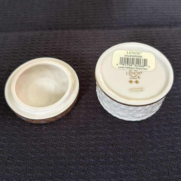 Lenox China Treasures collection - Heirloom round box - Picture 3 of 3